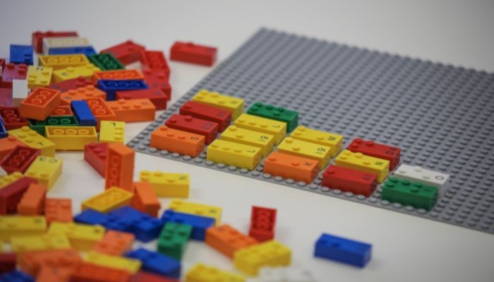 LEGO žaidimai su Brailio raštu