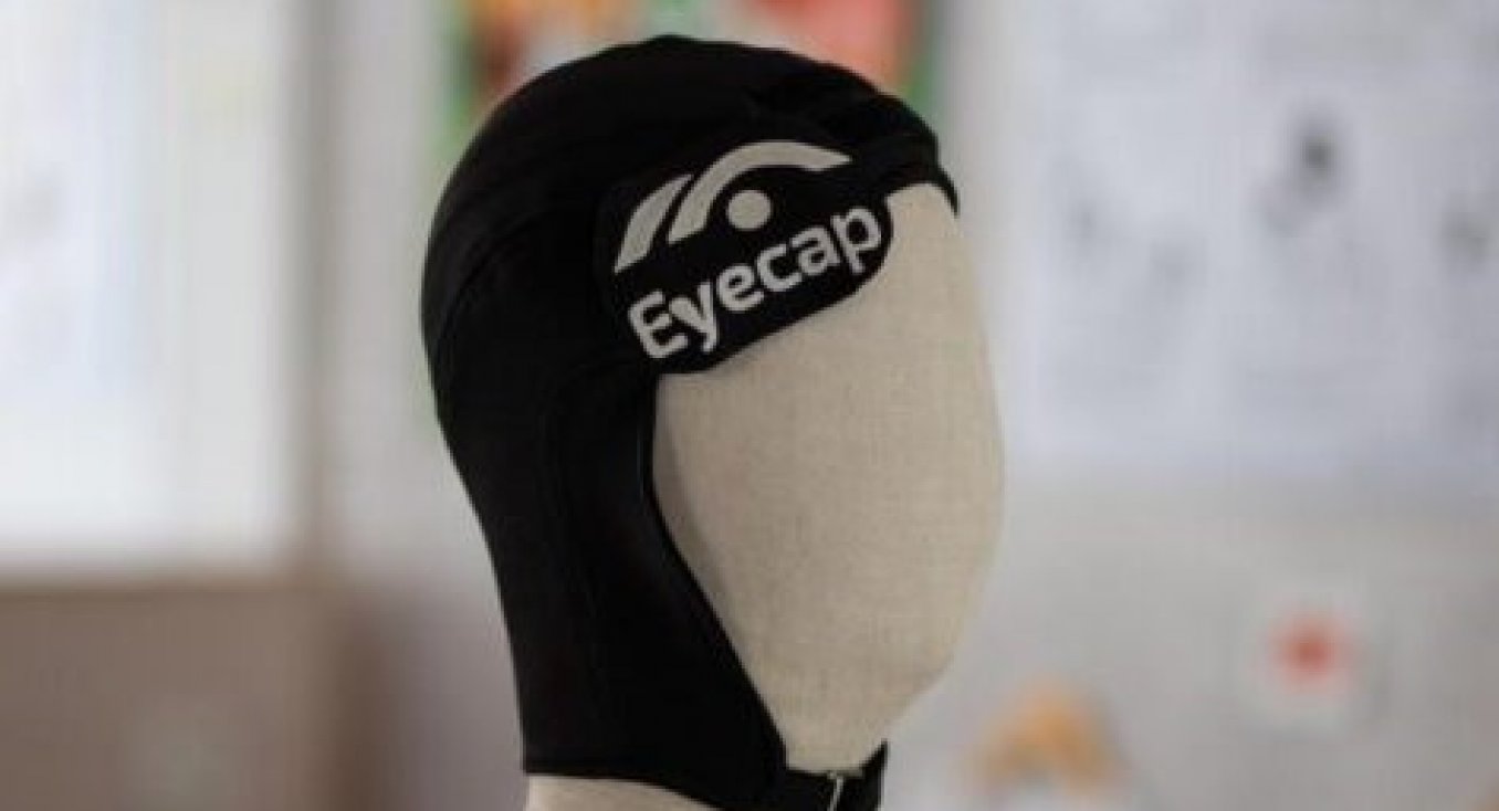 „Eyecap“ – speciali maudymosi kepurė, padedanti regos negalią turintiems plaukikams orientuotis baseine