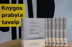 Greta ant stalo surikiuotos šešios spausdintos knygos „Mano vardas yra Marytė“. Už jų – užrašas su bibliotekos šūkiu: Knygos prabyla tavaip.