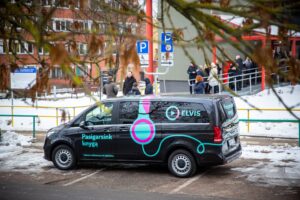 ELVIS autobusas pradeda kelionę po Lietuvą: apie garsines knygas pasakos senjorams asmeniškai