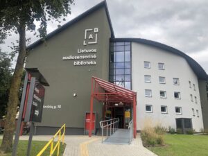 Garsinių knygų biblioteka keičia pavadinimą: kaip atrodo identitetas, skirtas įprastai skaityti negalinčiai auditorijai?