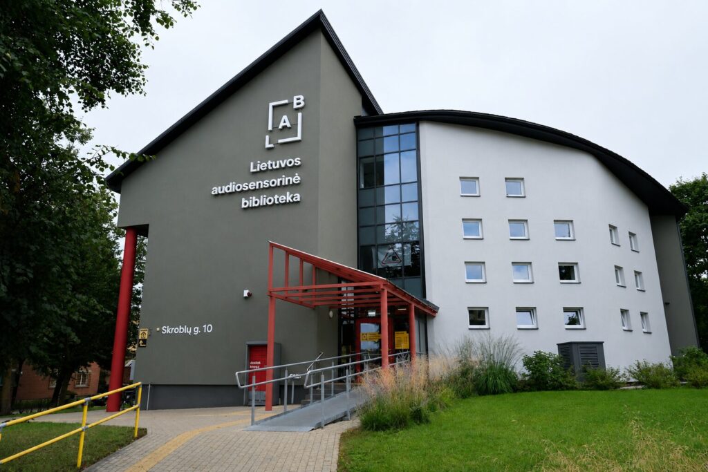 Lietuvos audiosensorinės bibliotekos pastatas Vilniuje, nufotografuotas iš išorės.