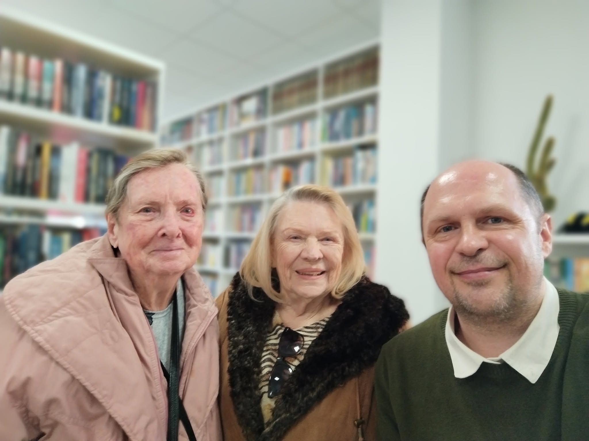 Ona Aldona Zilinskas (pirma kairėje) su kita Venesuelos lietuve ir Ruklos bibliotekininku