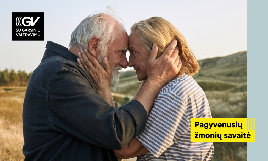 Filmo „Smėlis tavo plaukuose“ kadras, kuriame matomi kaktomis susirėmusi ir vienas kito galvą laikanti senyva pora.