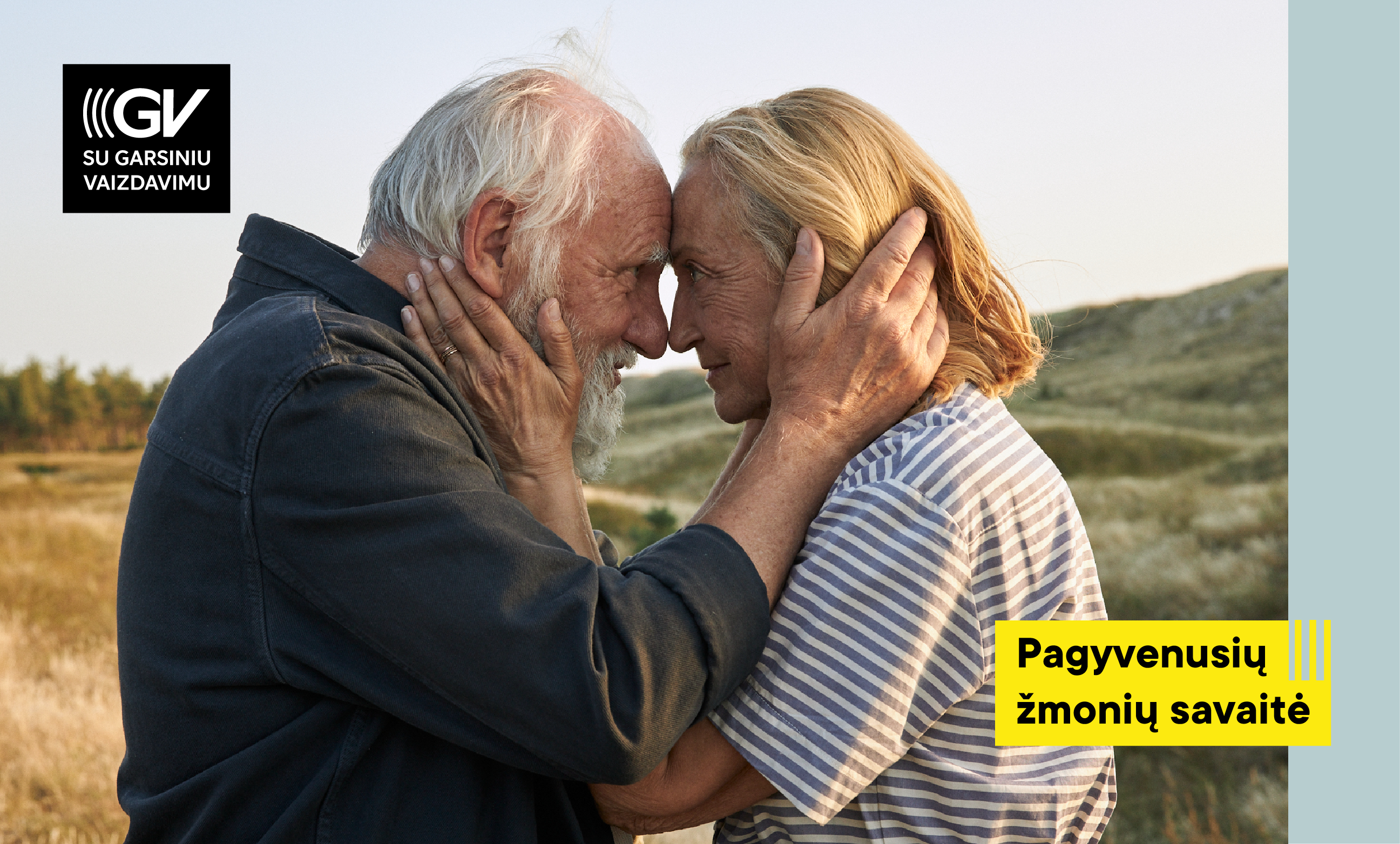 Filmo „Smėlis tavo plaukuose“ kadras, kuriame matomi kaktomis susirėmusi ir vienas kito galvą laikanti senyva pora.
