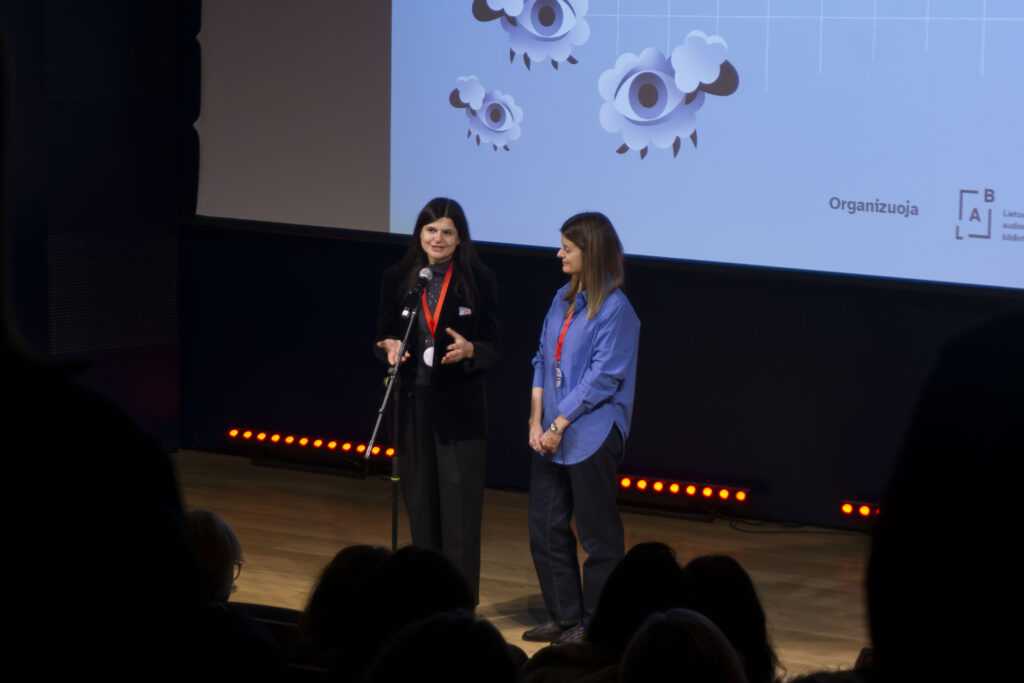 Nuotraukoje užfiksuotos dvi moterys (kairėje – Inga Davidonienė, dešinėje – Agnė Liucilė Grickevičė), stovinčios ant scenos renginio metu.